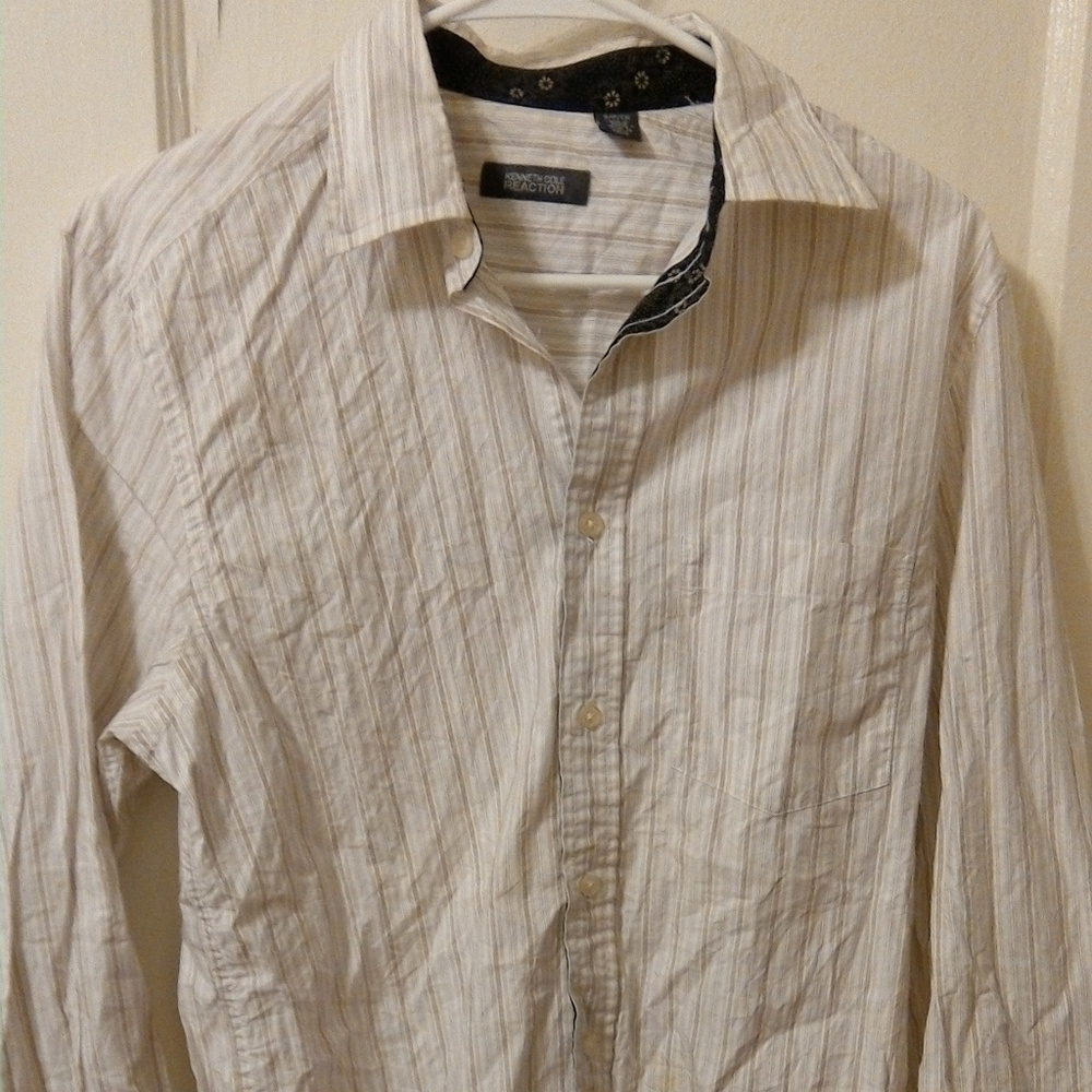 Whaite shirt with thing stripes